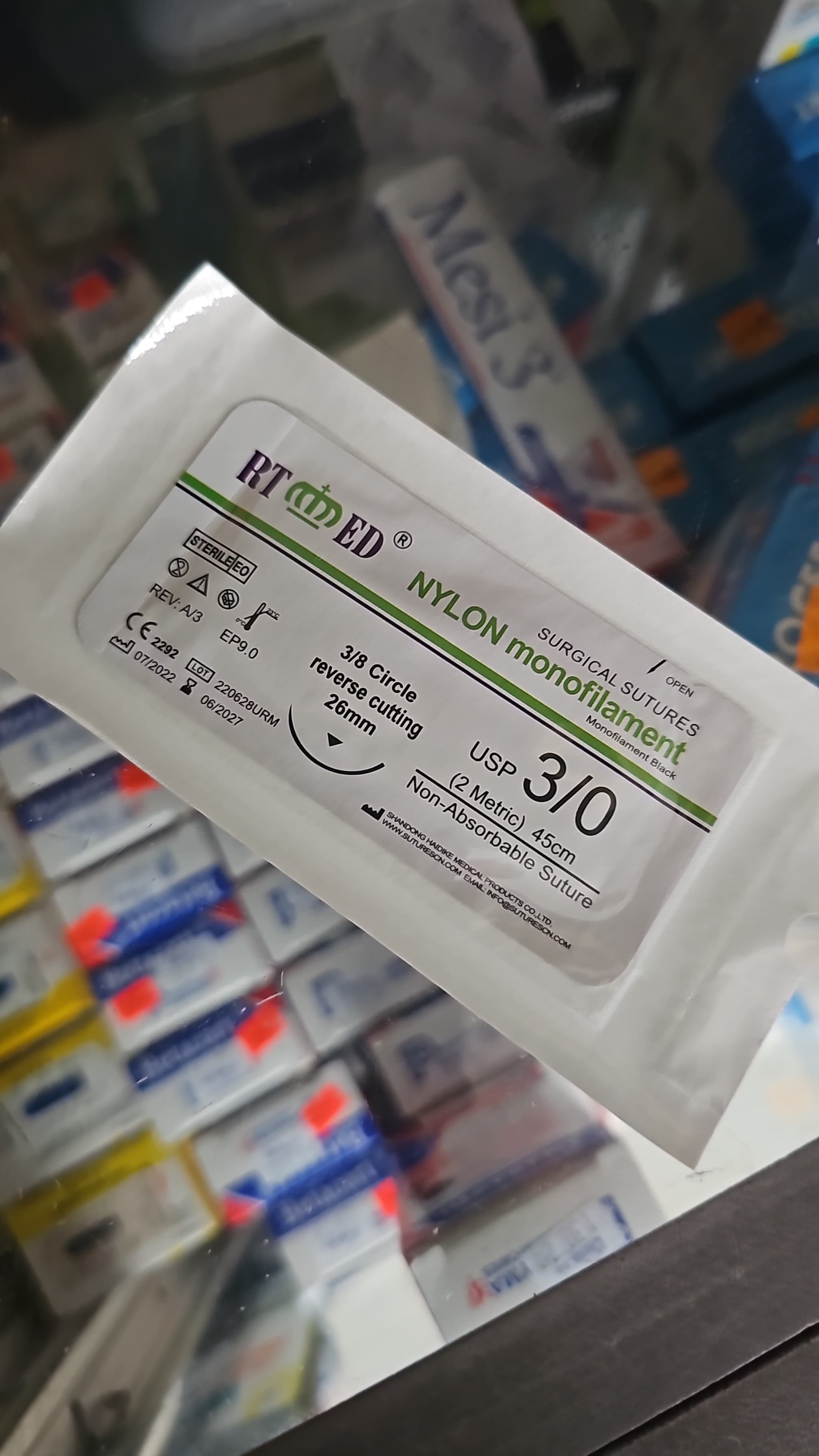 Aguja no absorbible y lidocaína %2